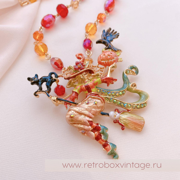 KIRKS FOLLY Брошь-кулон на бусах «Веселая фея-ведьмочка с тыквой"