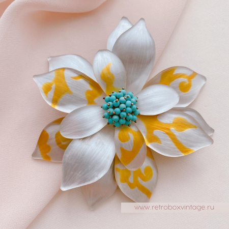 ALEXIS BITTAR Брошь "Серебристо-белый цветок с медовыми вензелями" бирюза, серебро, люцит