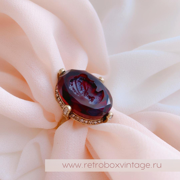 SWEET ROMANCE Кольцо «Богиня: гранат с инталией»