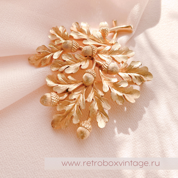 TRIFARI Брошь «Дубовая веточка с желудями: золото»