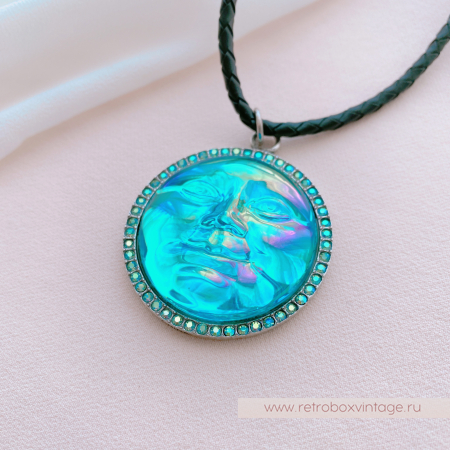 KIRKS FOLLY Кулон на кожаном шнуре "Лунная гладь: изумрудная водяная луна в серебре"