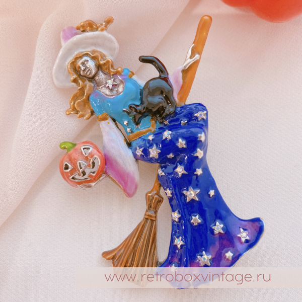 KIRKS FOLLY Брошь-кулон «Фея ведьма на метле в синем платье: серебро»