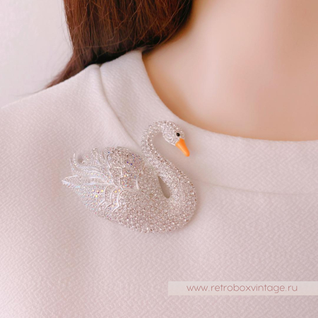 JOAN RIVERS Брошь «Белая лебедь»