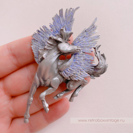 JJ / JONET JEWELRY Брошь «Крылатый пегас: лавандовый серебро»