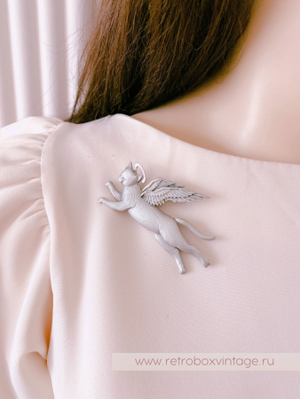 JJ / JONET JEWELRY Брошь «Котик-ангел: серебро»