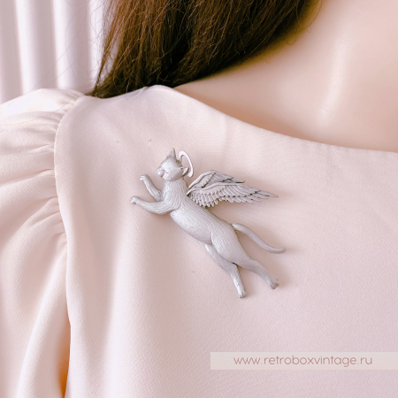 JJ / JONET JEWELRY Брошь «Котик-ангел: серебро»