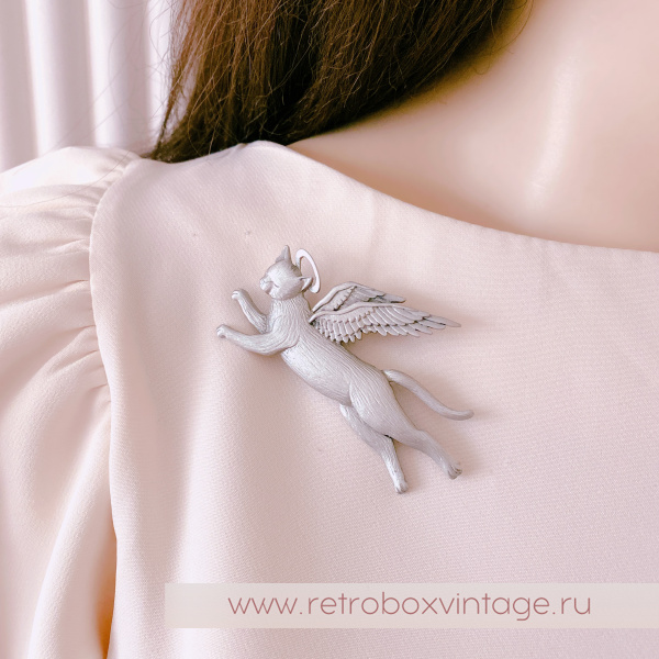 JJ / JONET JEWELRY Брошь «Котик-ангел: серебро»