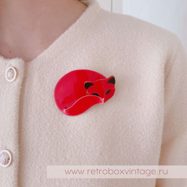 LEA STEIN Брошь «Спящая кошка Гомина: руж кутюр» красная с черными глазками