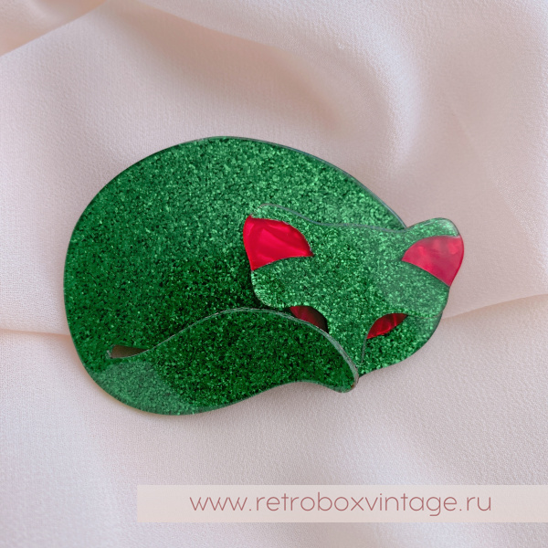 LEA STEIN Брошь «СПЯЩАЯ КОШКА ГОМИНА: ИЗУМРУДНОЕ СИЯНИЕ» зеленая с шимером, красные глазки