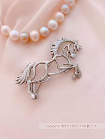 JJ / JONETTE JEWELRY Брошь «Быть на коне»