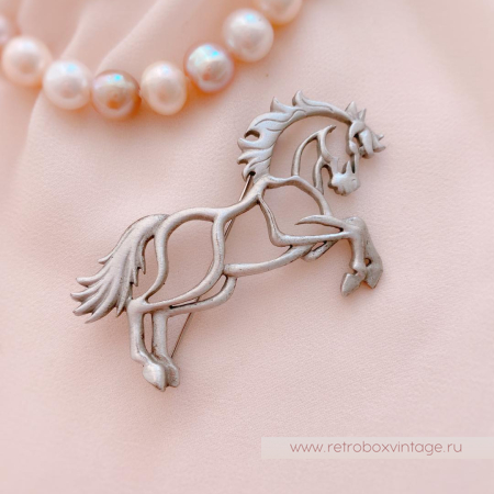 JJ / JONETTE JEWELRY Брошь «Быть на коне»