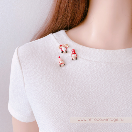 NAPIER Трио брошей-пин «Гномики с сердечками»