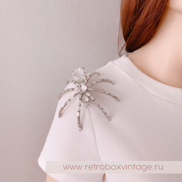 BUTTLER AND WILSON Брошь наплечная «Кристальный паучок: огранка багет»