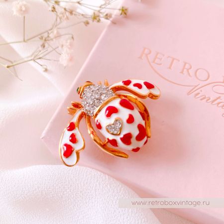 JOAN RIVERS Брошь "Любовная пчелка" с алыми сердцами