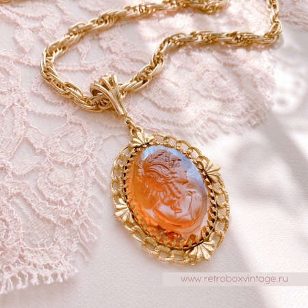 WHITING AND DAVIS Кулон на цепочке "Медовая камея"