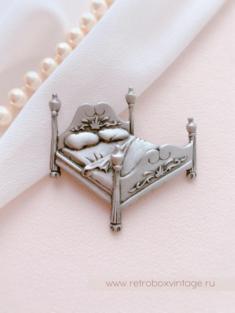 JJ / JONET JEWELRY Брошь "Ложе для двоих" кровать
