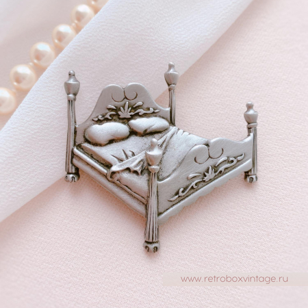 JJ / JONET JEWELRY Брошь "Ложе для двоих" кровать