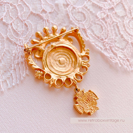 ST. JOHN Брошь "Символ чести" с подвеской крестом