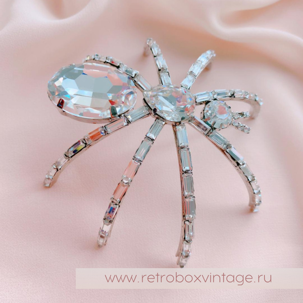 BUTTLER AND WILSON Брошь наплечная «Кристальный паучок: огранка багет»