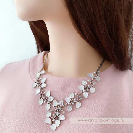 SWEET ROMANCE Колье «Нежное пробуждение: зелено-голубые листья в серебре»