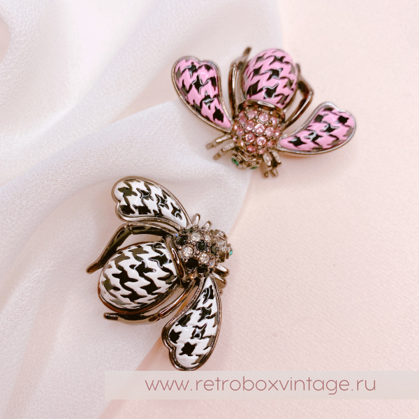 JOAN RIVERS Брошь "Пчелка в стиле Шанель: белая гусиная лапка"