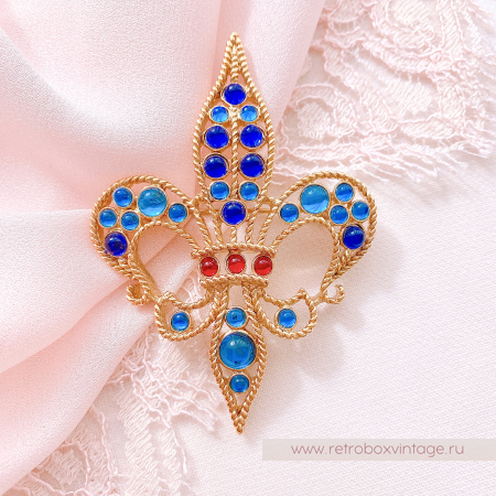 MONET Брошь «Королевский флер де лис» синими кабошонами (в коробке)