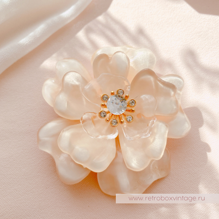 ST. JOHN Брошь «Нежная камелия»