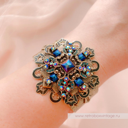 SWEET ROMANCE Браслет-каф «Кассиопея: крест с кристаллами павлин»