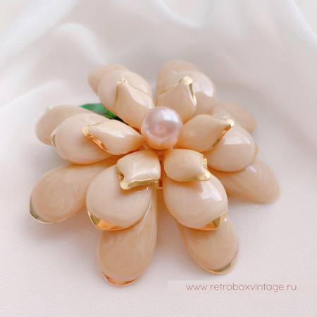 JOAN RIVERS Брошь «Пудрово-бежевая гардения»