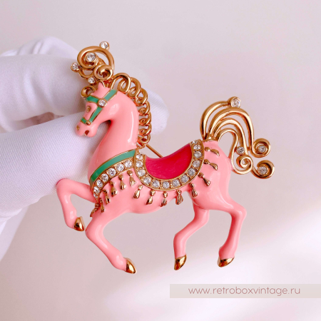 BOB MACKIE Брошь «Царская лошадь: розовая»