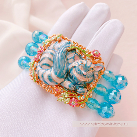 KIRKS FOLLY Браслет-стрейч «Чеширский кот» на голубых бусах: Коллекция «Алиса в стране чудес»