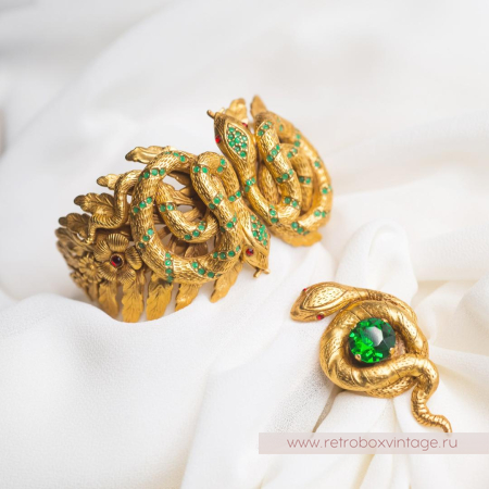 ASKEW LONDON Кольцо «Секрет Клеопатры: с зеленым кристаллом»