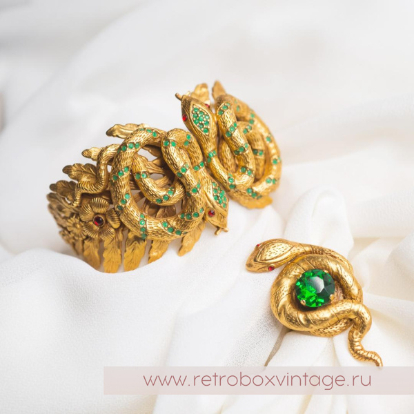 ASKEW LONDON Кольцо «Секрет Клеопатры: с зеленым кристаллом»