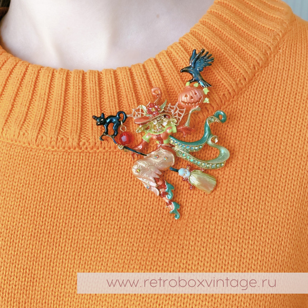 KIRKS FOLLY Брошь-кулон на бусах «Веселая фея-ведьмочка с тыквой"