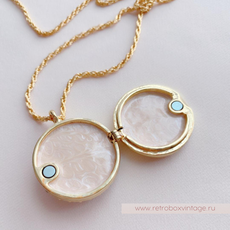 KIRKS FOLLY Кулон-локет на цепочке «Лунный свет: светлая в золоте»