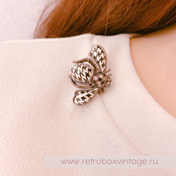 JOAN RIVERS Брошь "Пчелка в стиле Шанель: белая гусиная лапка"