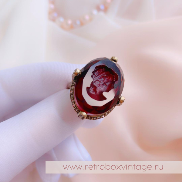 SWEET ROMANCE Кольцо «Богиня: гранат с инталией»