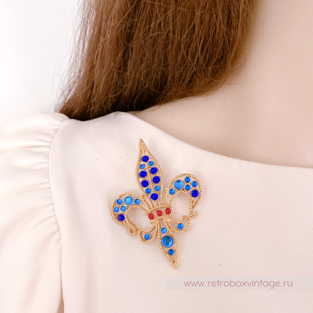 MONET Брошь «Королевский флер де лис» синими кабошонами (в коробке)