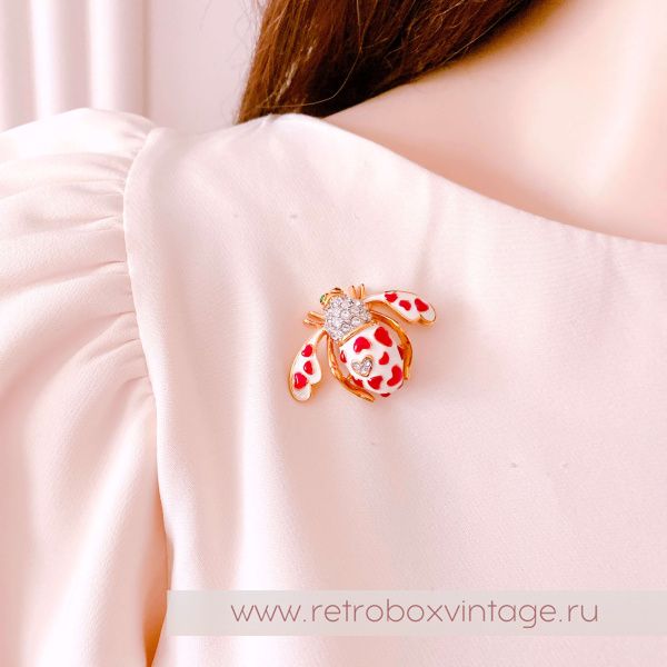 JOAN RIVERS Брошь "Любовная пчелка" с алыми сердцами