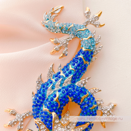 BUTLER AND WILSON Брошь "Синий дракон: сила гармонии"