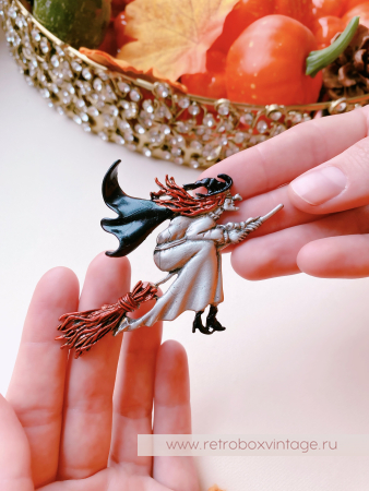 JJ / JONET JEWELRY Брошь "На шабаш: ведьмочка на метле" эмаль