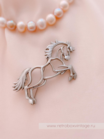 JJ / JONETTE JEWELRY Брошь «Быть на коне»