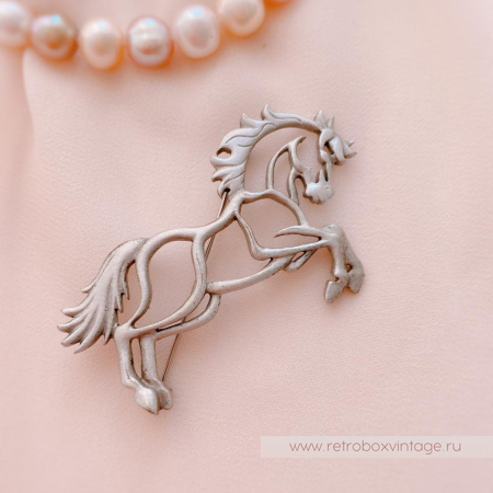 JJ / JONETTE JEWELRY Брошь «Быть на коне»