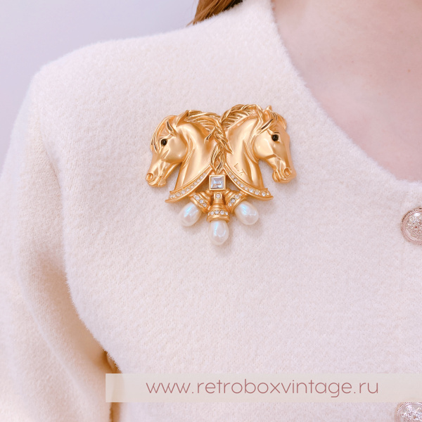 ELIZABETH TAYLOR for Avon Брошь "Сердца в тандеме" две лошади / "Hearts in Tandem"