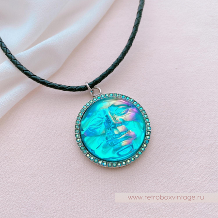 KIRKS FOLLY Кулон на кожаном шнуре "Лунная гладь: изумрудная водяная луна в серебре"