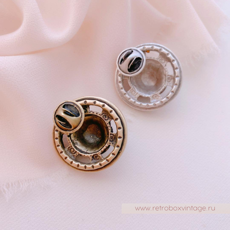 SWEET ROMANCE Брошь-пин «Медальон со львом: бронза» с кристаллами по кругу SWEET ROMANCE Брошь-пин «Медальон со львом: бронза» с кристаллами по кругу