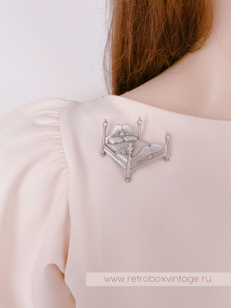 JJ / JONET JEWELRY Брошь "Ложе для двоих" кровать