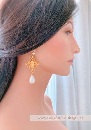 ASKEW LONDON Серьги «Золотые пчелы с жемчужными каплями» застежка-петля