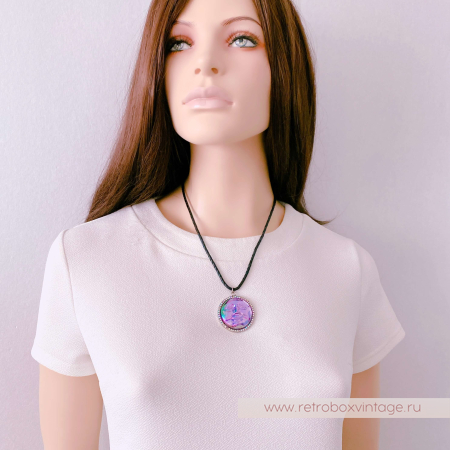 KIRKS FOLLY Кулон на кожаном шнуре "Лунная гладь: пурпурная водяная луна в серебре"