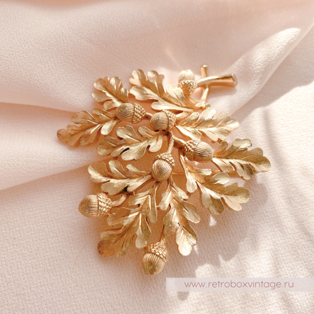 TRIFARI Брошь «Дубовая веточка с желудями: золото»